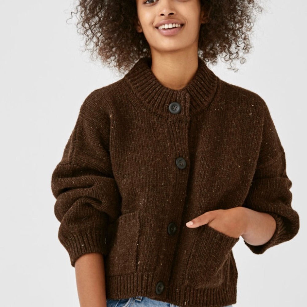 Babaa Cardigan - in Earth color.